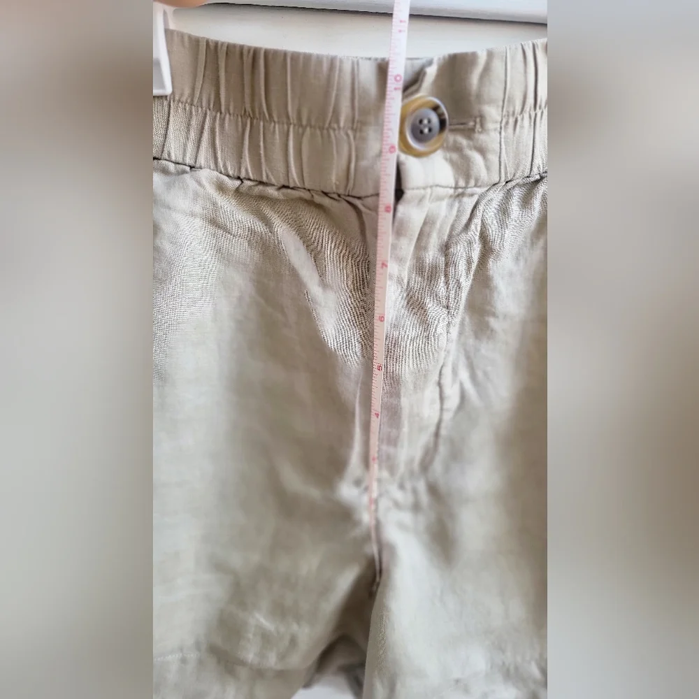 & other stories stockholm atelier relaxed linen shorts in khaki - Picture 6 of 9